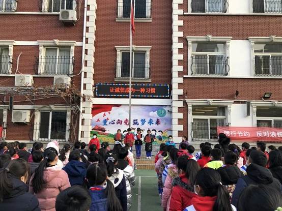 建筑外的一群人
描述已自动生成